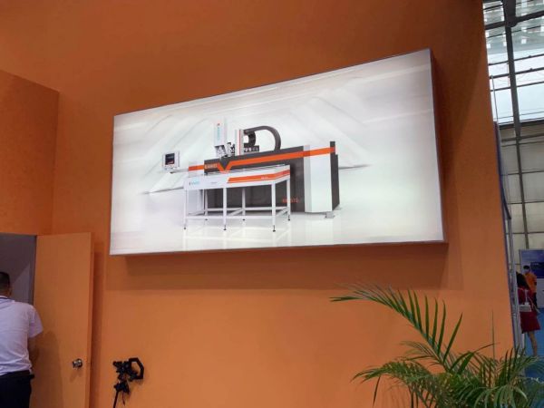 凱偉全自動智能雙組份發(fā)泡設備KW-720系列