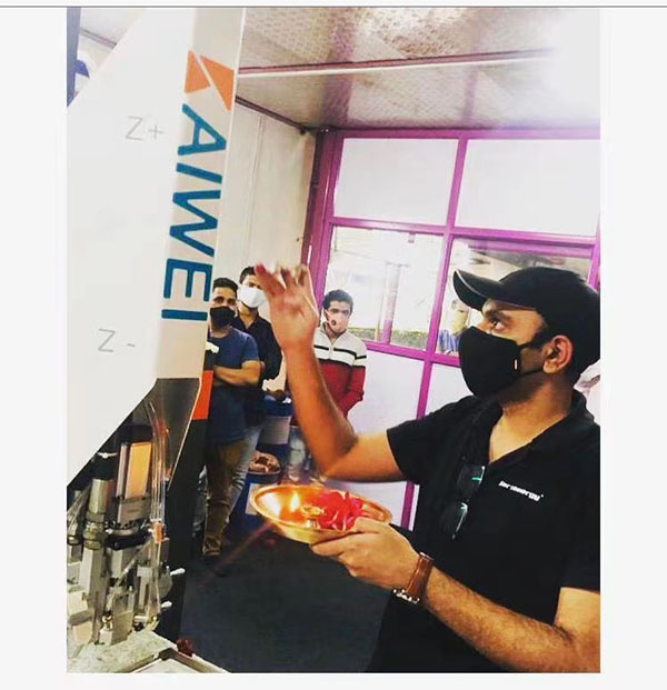 KW- 520聚氨酯全自動(dòng)點(diǎn)膠機(jī)