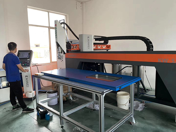 密封發(fā)泡設備點膠對比