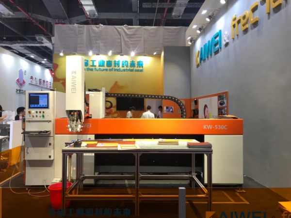 密封發(fā)泡設(shè)備點膠